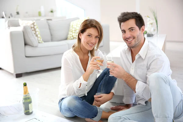 Couple celebrating house purchase — Stock Photo, Image