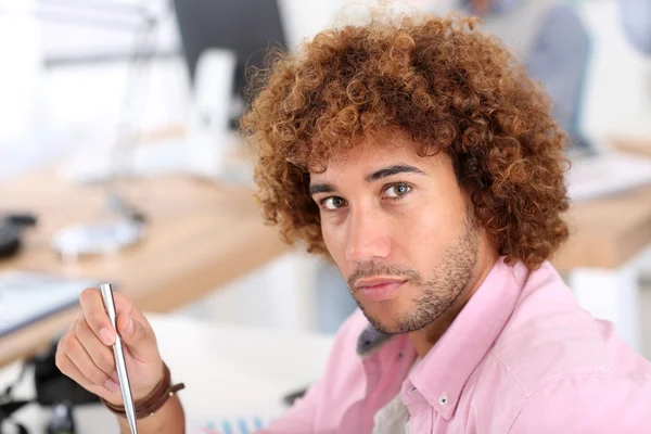 Büroangestellte in Besprechung — Stockfoto