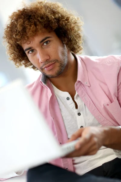 Man in office — Stockfoto