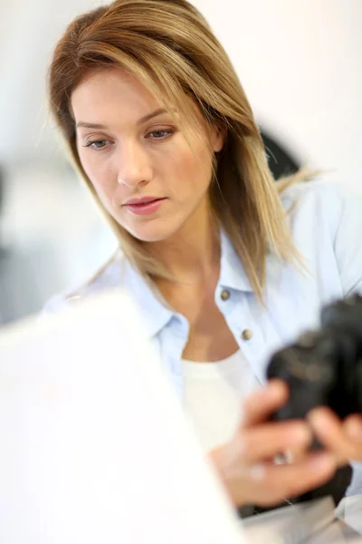 Repórter segurando câmera — Fotografia de Stock