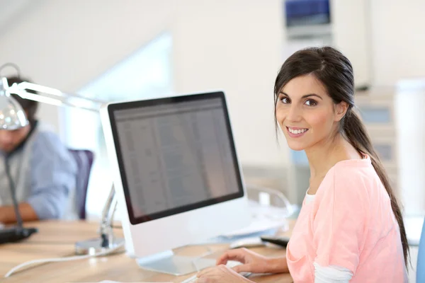 Menina bonita no escritório — Fotografia de Stock