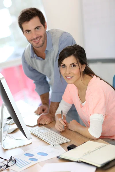 Personas en formación empresarial — Foto de Stock