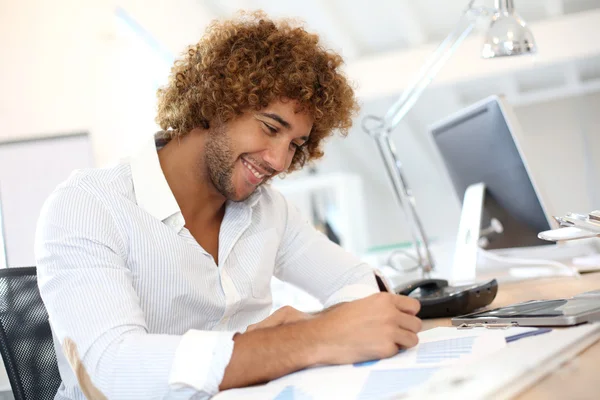 Bonito homem de negócios sorridente — Fotografia de Stock