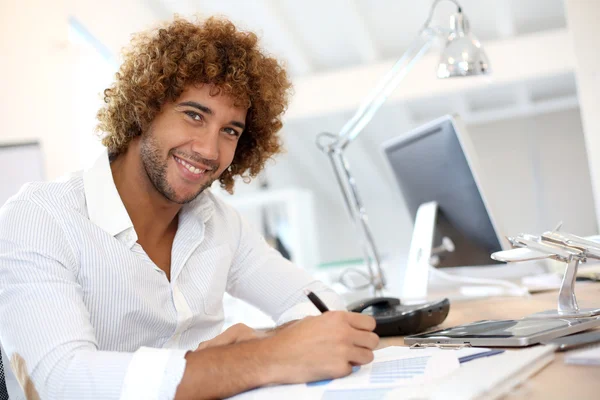 Bonito homem de negócios sorridente — Fotografia de Stock