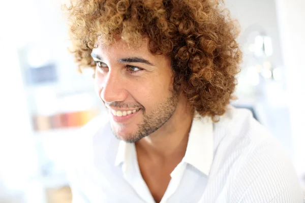 Vacker leende man — Stockfoto