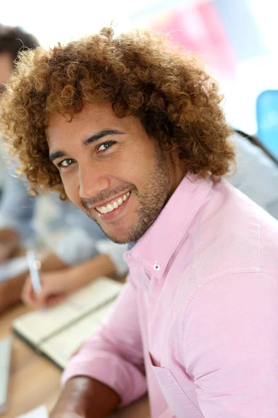 Homem sorridente alegre — Fotografia de Stock