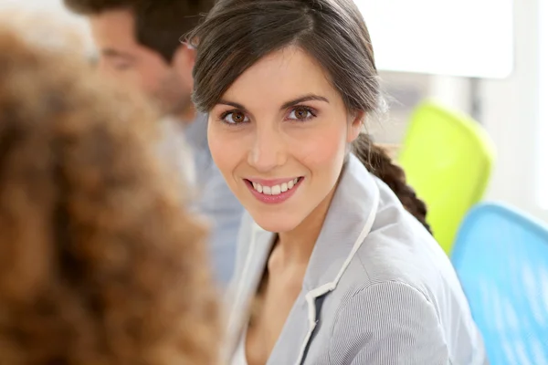 Chica de negocios sonriente — Foto de Stock