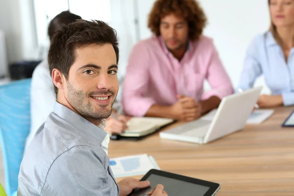 Jovem empresário sorridente — Fotografia de Stock