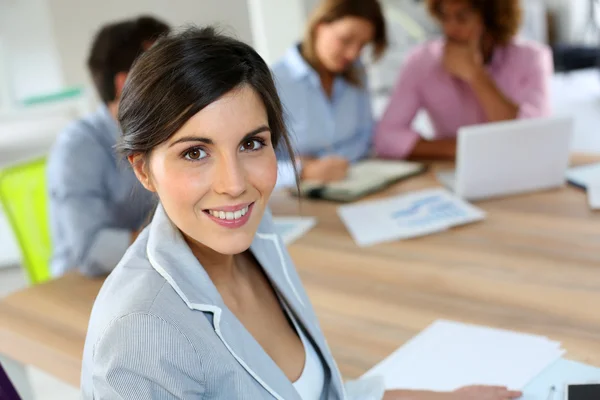 Mulher de negócios em reunião de trabalho — Fotografia de Stock