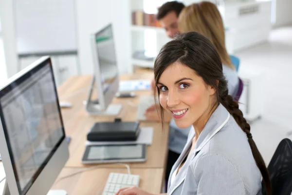 Femme travaillant au bureau — Photo