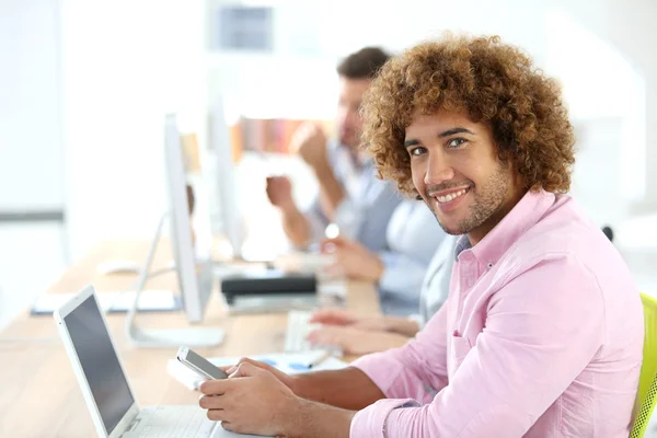 Geschäftsmann mit Smartphone — Stockfoto