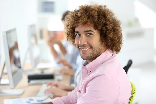 Travailleur de bureau souriant — Photo