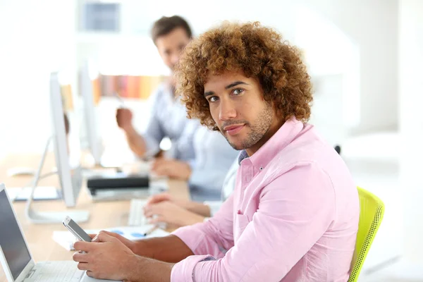 Businessman using smartphone — Stock Photo, Image