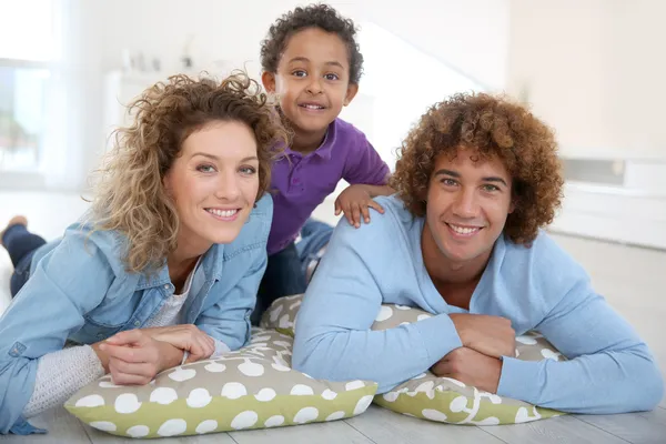 Glücklich lächelnde Familie — Stockfoto