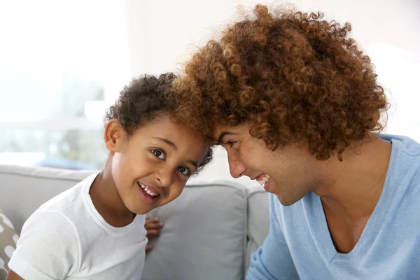 Vader en zoon touching voorhoofd — Stockfoto