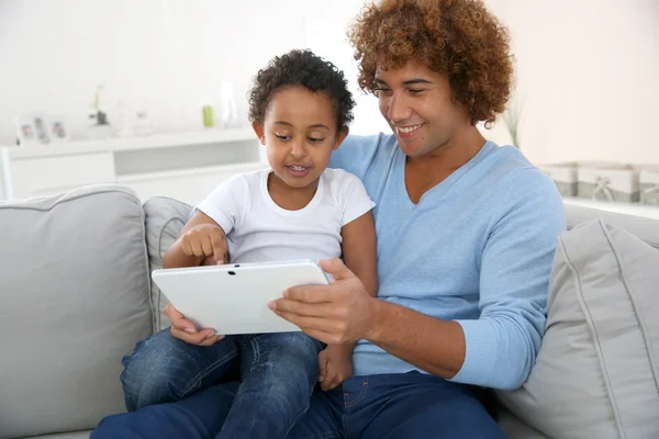 Father and child with tablet — Stock Photo, Image