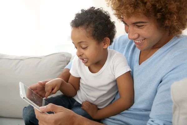Father and child with tablet — Stock Photo, Image