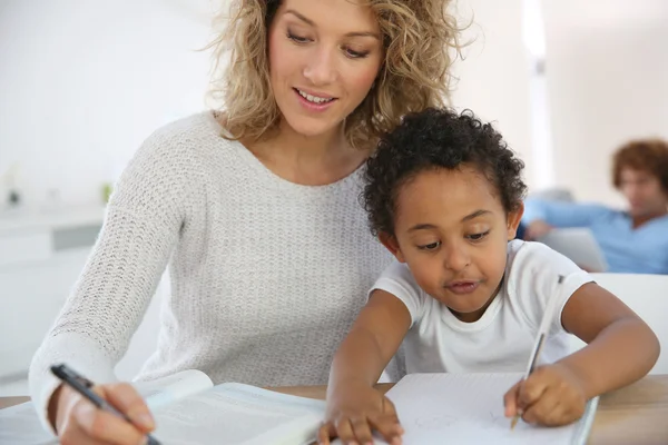 Mom and kid drawing — Stock Photo, Image