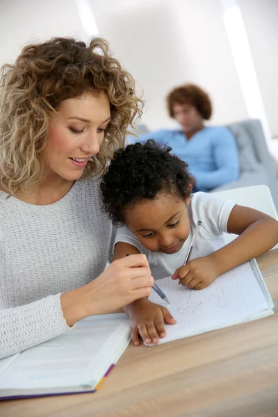 Mamá y niño dibujo — Foto de Stock