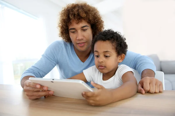 Pai e filho com tablet — Fotografia de Stock