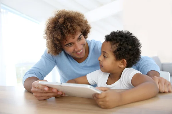 Father and son with tablet — Stock Photo, Image
