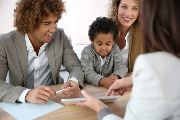 Family meeting real-estate agent — Stock Photo, Image