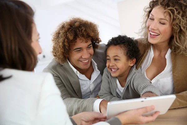 Familj möte fastigheter agent — Stockfoto