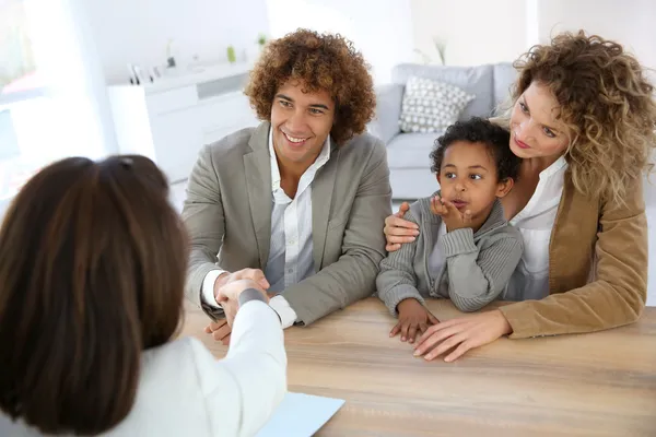 Spotkanie z rodziną agent nieruchomości — Zdjęcie stockowe