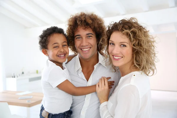 Glada leende familj — Stockfoto