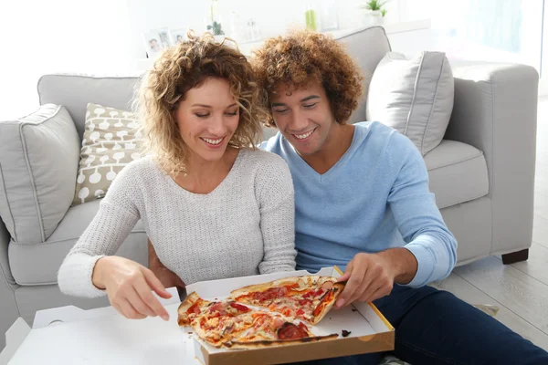 Casal alegre ter pizza — Fotografia de Stock