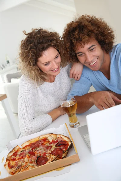 Smiling couple eating pizza — Stock Photo, Image