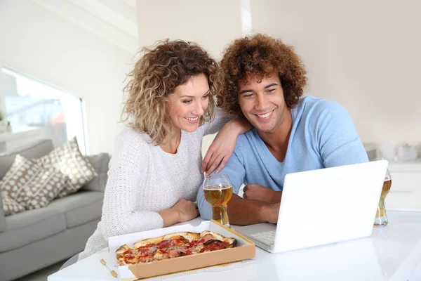 Χαμογελαστά ζευγάρι τρώει πίτσα — Φωτογραφία Αρχείου