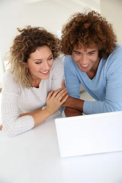 Couple websurfing on laptop — Stock Photo, Image