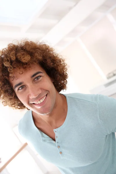 Bonito homem alegre — Fotografia de Stock