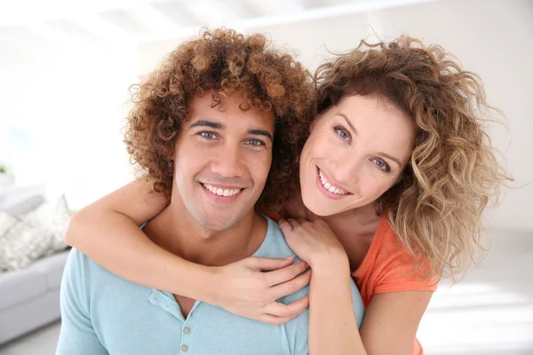 Casal sorridente alegre — Fotografia de Stock