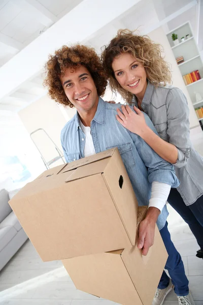 Par som flyttar i lägenhet — Stockfoto