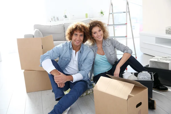 Paar krijgen in nieuwe appartement — Stockfoto