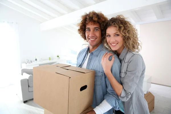 Couple moving in apartment — Stock Photo, Image