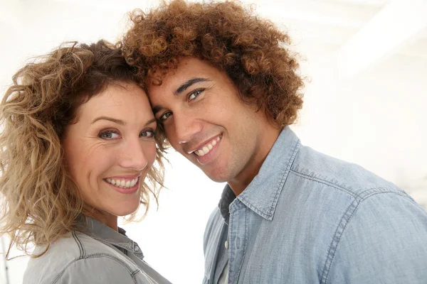 En pareja sonriente de amor —  Fotos de Stock