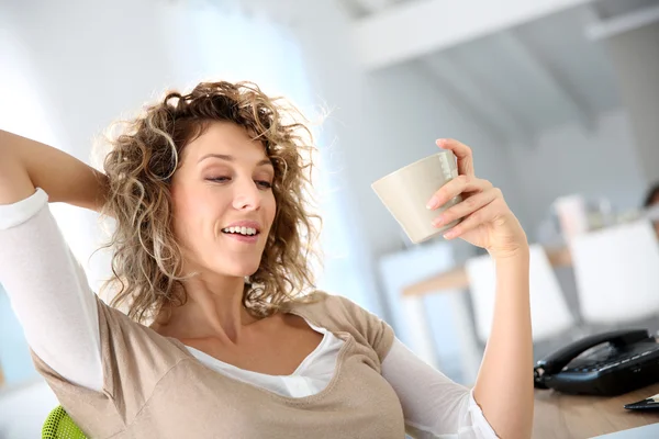 Woman with tea cup — Stock Photo, Image