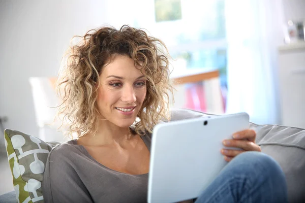 Woman websurfing on tablet — Stock Photo, Image