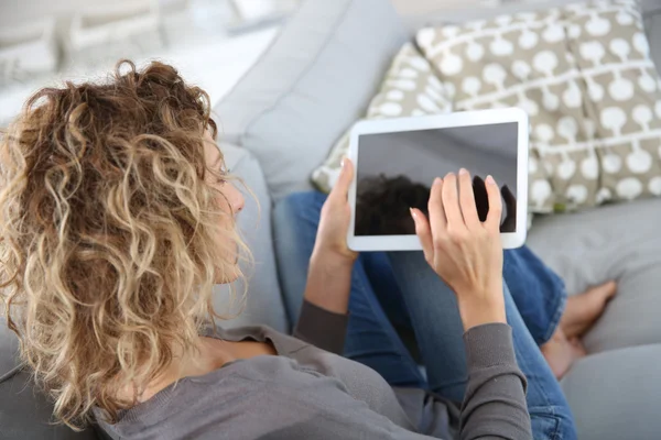 Vrouw die digitale tablet gebruikt — Stockfoto