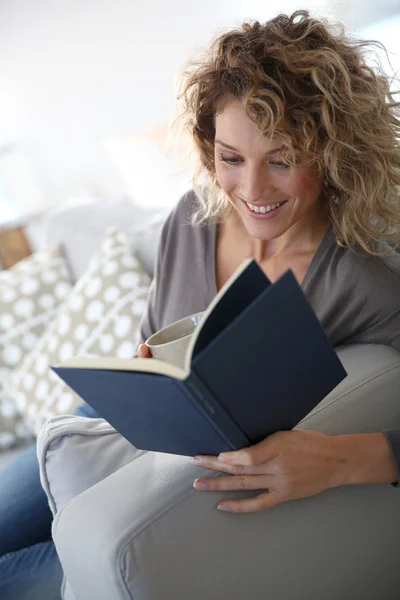 Mogen kvinna läsa bok — Stockfoto