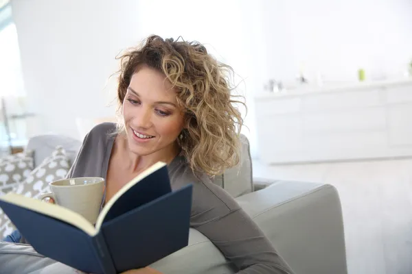 Mogen kvinna läsa bok — Stockfoto