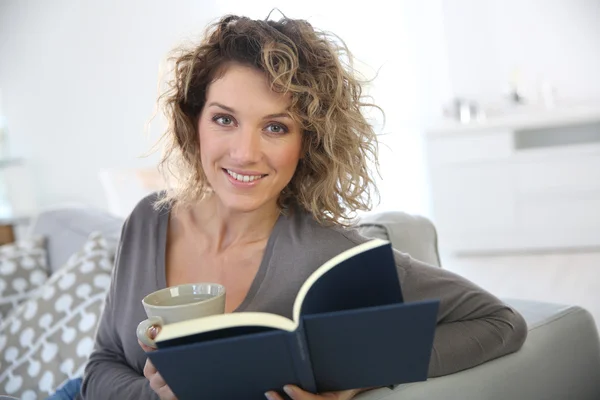 Volwassen vrouw lezing boek — Stockfoto