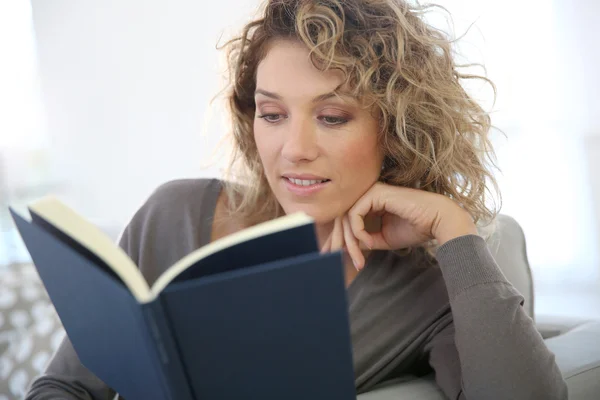 Mulher madura leitura livro — Fotografia de Stock