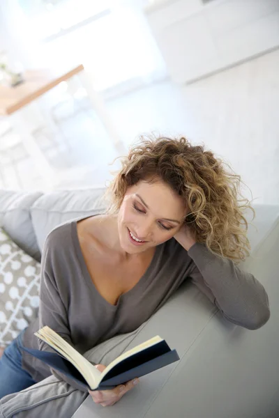 Mature woman reading book — Stock Photo, Image
