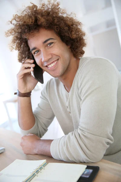 Mannen som pratar i telefon — Stockfoto