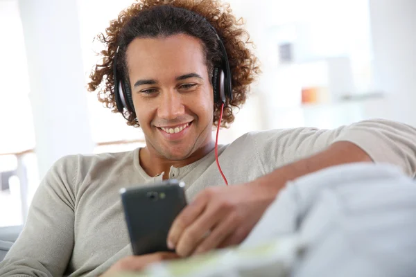 Homem ouvindo música — Fotografia de Stock