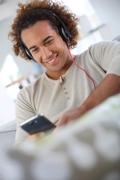 Muž poslouchající hudbu — Stock fotografie